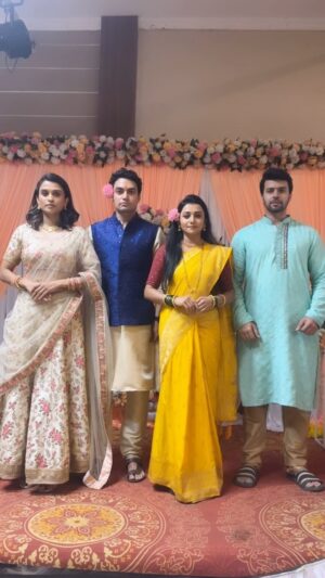 Jui Gadkari Instagram - 4 Idiots showing what they really are behind the camera.

🤩🤪🫣😎