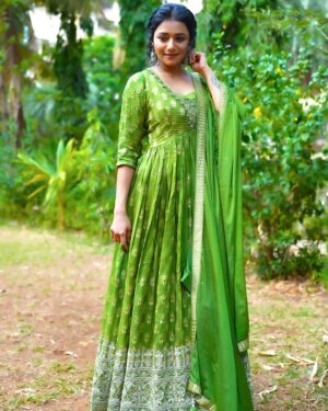 Jui Gadkari Instagram - For #sanskrutikaladarpanawards 

Won in the best actress, best show and best screenplay catagories🙏😇 

#grateful 

Makeup: Me
Hair: @sanjana_patil165 
Captured by: @gunga_behra 
Outfit: @sochstories 

#juigadkari #marathimulgi #actress #tharlatarmag #sayali #starpravah