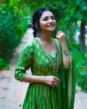 Jui Gadkari Instagram - For #sanskrutikaladarpanawards 

Won in the best actress, best show and best screenplay catagories🙏😇 

#grateful 

Makeup: Me
Hair: @sanjana_patil165 
Captured by: @gunga_behra 
Outfit: @sochstories 

#juigadkari #marathimulgi #actress #tharlatarmag #sayali #starpravah
