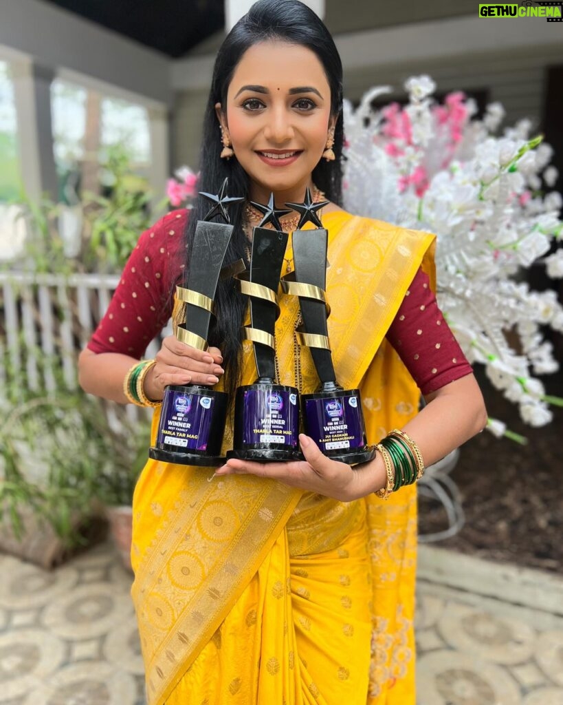 Jui Gadkari Instagram - THarla Tar Mag bags 3 awards (best show, best family, best jodi) at the @bigfmindia awards!!!! I am beyond grateful to all the beautiful people who voted for us, to big fm team and to the jury of the awards🙏 Loving this morning!! Couldnt attend the awards event as i was shooting but the trophies arrived today!!! #happygirl #blessed #juigadkari