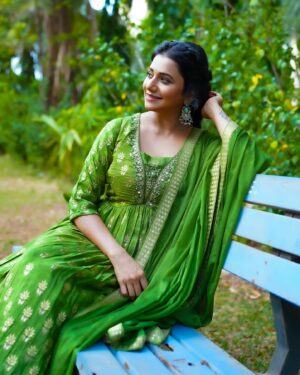 Jui Gadkari Instagram - For #sanskrutikaladarpanawards 

Won in the best actress, best show and best screenplay catagories🙏😇 

#grateful 

Makeup: Me
Hair: @sanjana_patil165 
Captured by: @gunga_behra 
Outfit: @sochstories 

#juigadkari #marathimulgi #actress #tharlatarmag #sayali #starpravah