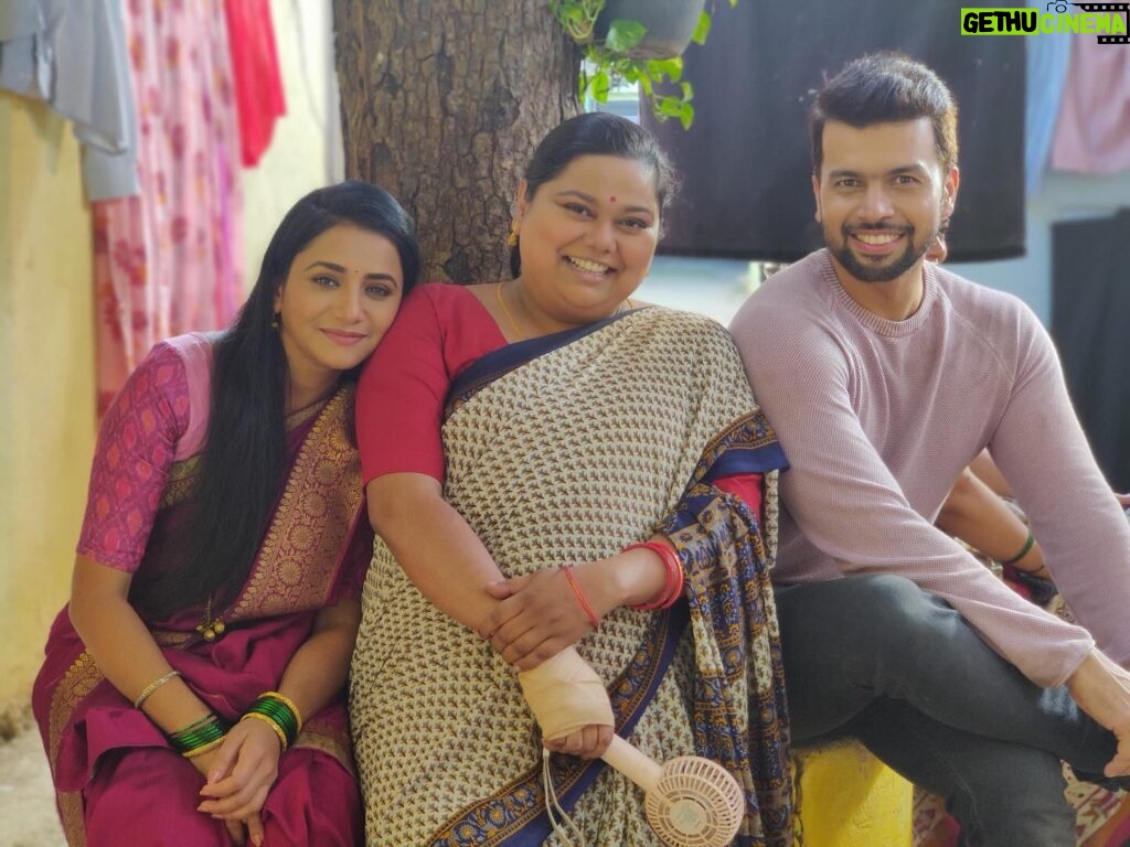 Jui Gadkari Instagram - Donot miss our Maha episode tomorrow at 1pm and 8pm @star_pravah also watch the Kusum Arjun Sayali trio having great fun!!! Pc- @therahulbhute