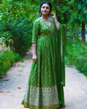 Jui Gadkari Instagram - For #sanskrutikaladarpanawards 

Won in the best actress, best show and best screenplay catagories🙏😇 

#grateful 

Makeup: Me
Hair: @sanjana_patil165 
Captured by: @gunga_behra 
Outfit: @sochstories 

#juigadkari #marathimulgi #actress #tharlatarmag #sayali #starpravah