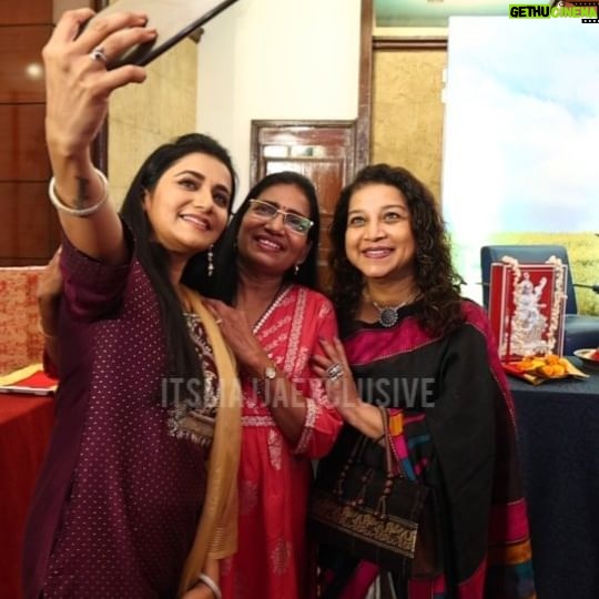 Jui Gadkari Instagram - जुईने सेल्फीमध्ये टिपले Reel आणि Real आईबरोबरचे गोड क्षण😍😍 #juigadkari #shilpanavalkar #tharlatarmag #Itsmajja