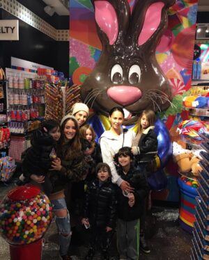 Jules Wainstein Instagram - Friday Nite Lites @dylancandybar @hopebenbasset @maryghazal13 🤘💋#goodshabbos #shananigans