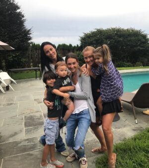 Jules Wainstein Instagram - One Big Modern Family #Seesters #Family #Cousins #BeachTime #BestTime 🦋