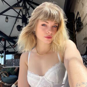 Julia Crane Instagram - Random selfie in MARSEILLE 🌞

(Le soleil est là, et ça, c’est vraiment génial 🥹)
