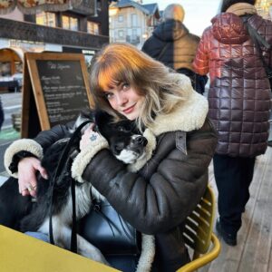 Julia Crane Instagram - Malgré les apparences, ce chien est heureux.