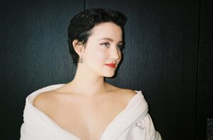Julia Goldani Telles Instagram - @gfe_starz is OUT ! 
🧠🫀👁

me doing press 🐤📸 @arlo.grey