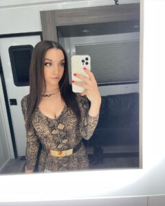 Actress Julia Macchio HD Instagram Photos and Wallpapers September 2022