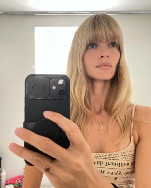 Julia Stegner Instagram - I’m really good at taking selfies of my hand
