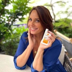Julia Vignali Instagram - Prête à partir en vacances ☀️🏖️

Avec ma nouvelle crème solaire @larocheposay qui comporte un nouveau filtre qui protège des rayons UVA ultra-longs, je peux profiter du soleil sans risque cet été et toute l'année

#anthelios #UVMUNE400 #skinconfident #sponsorisé