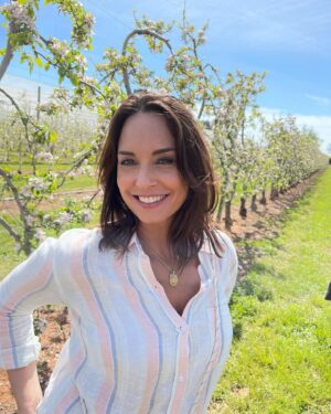 Julia Vignali Instagram - L’amour est dans le verger 🌸🍎

J’ai passé la journée dans un verger de pommiers Pink Lady en pleine floraison ! 
Vous saviez que la floraison durait 2 à 10 jours ?

#passionpomme #pommepinklady