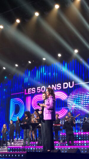 Julia Vignali Instagram - Retour sur les coulisses d’une soirée DISCO exceptionnelle ! 🪩
Merci à tous pour votre mobilisation 🎗
 #sidaction #sidaction2023