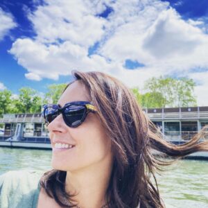 Julia Vignali Instagram - Touriste dans sa propre ville...Bon dimanche à tous! 😘#cruise #seine #sunnyday