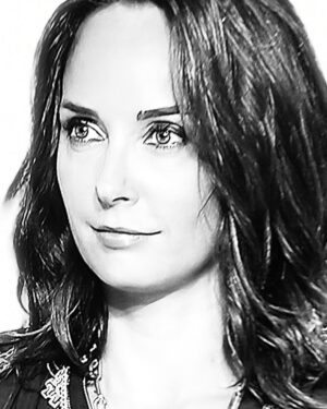 Julia Vignali Instagram - Chaque matin, j’ai la chance d’être préparée par des magiciens qui effacent toute trace de fatigue de la matinalière que je suis!
merci @jlhovens @brigittecharoy @telematin_officiel