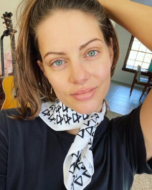 Julia Voth Instagram - Feeling very magical in my @melindaleeholm scarf. 2021 is upon us. Happy New Years everyone✨ #newyearseve #2021herewecome #inittowinit