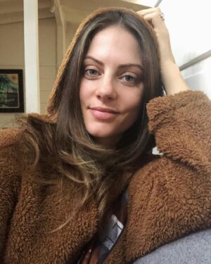 Julia Voth Instagram - It’s crazy times right now and it makes me think... what would #Chewy do? .
.
.
#socialdistancing #dontbethatguy #staythefuckhome #staycomfy #chewyonsieforthewin