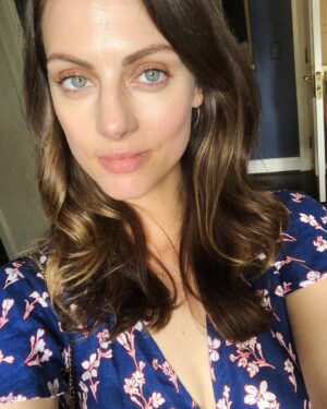 Julia Voth Instagram - Feeling cute, won’t delete later #friyay #skinbyarbonne #thathealthyglow