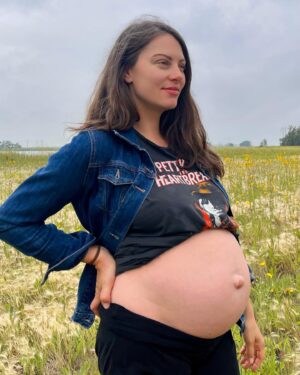 Julia Voth Instagram - Been putting a lot of time and effort into my summer bod, and I feel like it’s coming along nicely. Baby #2 due October ❤️