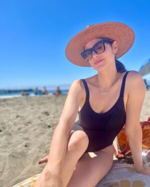Julia Voth Instagram - Sea la vie

#sunsoutbunsout #holidaze #blueskies #lifesabeach