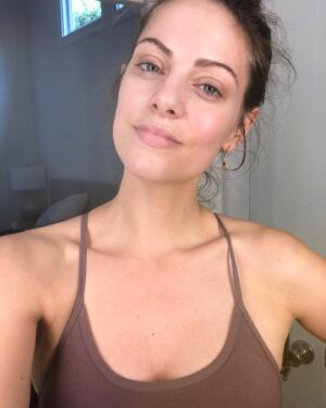 Julia Voth Instagram - ✨ I bend so I don’t break. Love the post yoga glow 🙏 #yoga #yogaquotes #postyogaglow #yogaeverydamnday #happymonday