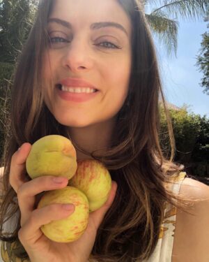 Julia Voth Instagram - You can take the girl out of the farm, but you can’t take the farm out of the girl 👩‍🌾 ❤️ It’s one of my goals in life to have an organic garden at home. One where dinner is decided based on what is ready to be picked. These so sweet and delicious apples and peach came right from my backyard and the best part is we didn’t even know they were there until they started to produce fruit this year 🍏🍑✨ #homegrown #farmersdaughter #fruitsofmylabor #organicgarden #millionsofpeaches