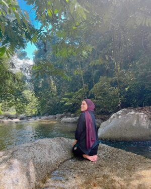 Julia Farhana Marin Instagram - .
Feels like home, every time.
Nothing like soaking in the sun and forest bathing before going back to work 🪷

Amazing conversations from morning to evening with these 2 intellectuals @tehminakaoosji @charissachong cant wait for our next adventure!