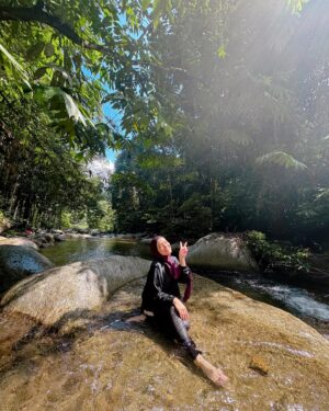 Julia Farhana Marin Instagram - .
Feels like home, every time.
Nothing like soaking in the sun and forest bathing before going back to work 🪷

Amazing conversations from morning to evening with these 2 intellectuals @tehminakaoosji @charissachong cant wait for our next adventure!