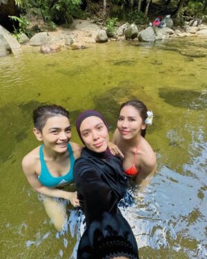 Julia Farhana Marin Instagram - .
Feels like home, every time.
Nothing like soaking in the sun and forest bathing before going back to work 🪷

Amazing conversations from morning to evening with these 2 intellectuals @tehminakaoosji @charissachong cant wait for our next adventure!