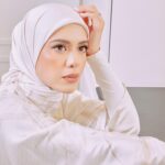 Julia Farhana Marin Instagram - . When you so badly wanna say something but you remember kifarah is real. Minding my own business in Iris @mayangbyanntsya ❤️ Better be trying out raya outfits from @mayangbyanntsya than doing anything else! #mayangbyanntsya #iriscollection #bajuraya #tudungraya