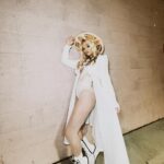 Julia Hart Instagram - Wembley💛🤍 #beforeigotscissored