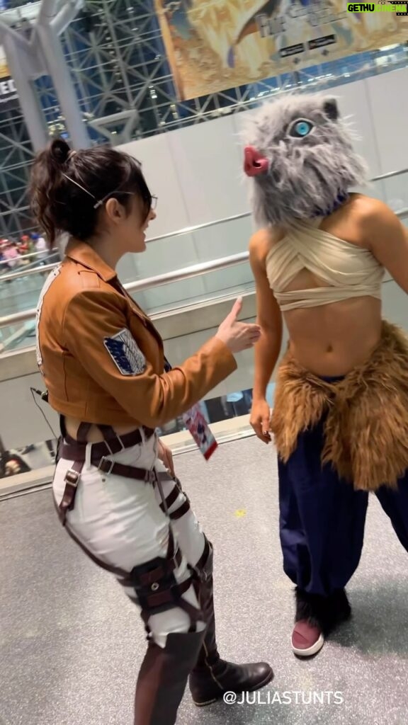 Julia Maggio Instagram - These Boar Titans are feisty 🐗 🐗 🐗 📸: @lloydsfault Inosuke 1: @lorenaparkour Inosuke 2: @cass.dunc Inosuke 3: @xerenite Hange: @juliastunts At @animenyc #anime #manga #cosplay #demonslayer #inosuke #attackontitan #aot #snk #shingekinokyojin #kimetsunoyaiba #進撃の巨人 #鬼滅の刃 #hangezoe