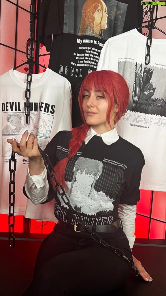 Julia Maggio Instagram - @uniqlousa x Chainsaw Man shirts are now available! Sign the contract & join the Devil Hunters! Who’s rebinging on @crunchyroll ? @uniqlocanada @chainsaw_en #uniqlopartner #anime #manga #cosplay #chainsawman #makima #ootd