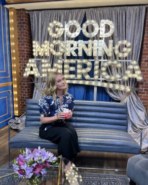 Julia Stiles Instagram - I’m just a girl, drinkin’ a kids size milk, hoping she can carry on a grown up conversation @abcgma3