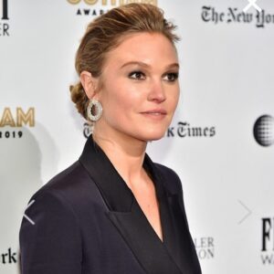 Julia Stiles Instagram - A happy moment, sincerely. ✨💋 @hustlersmovie #gothamawards