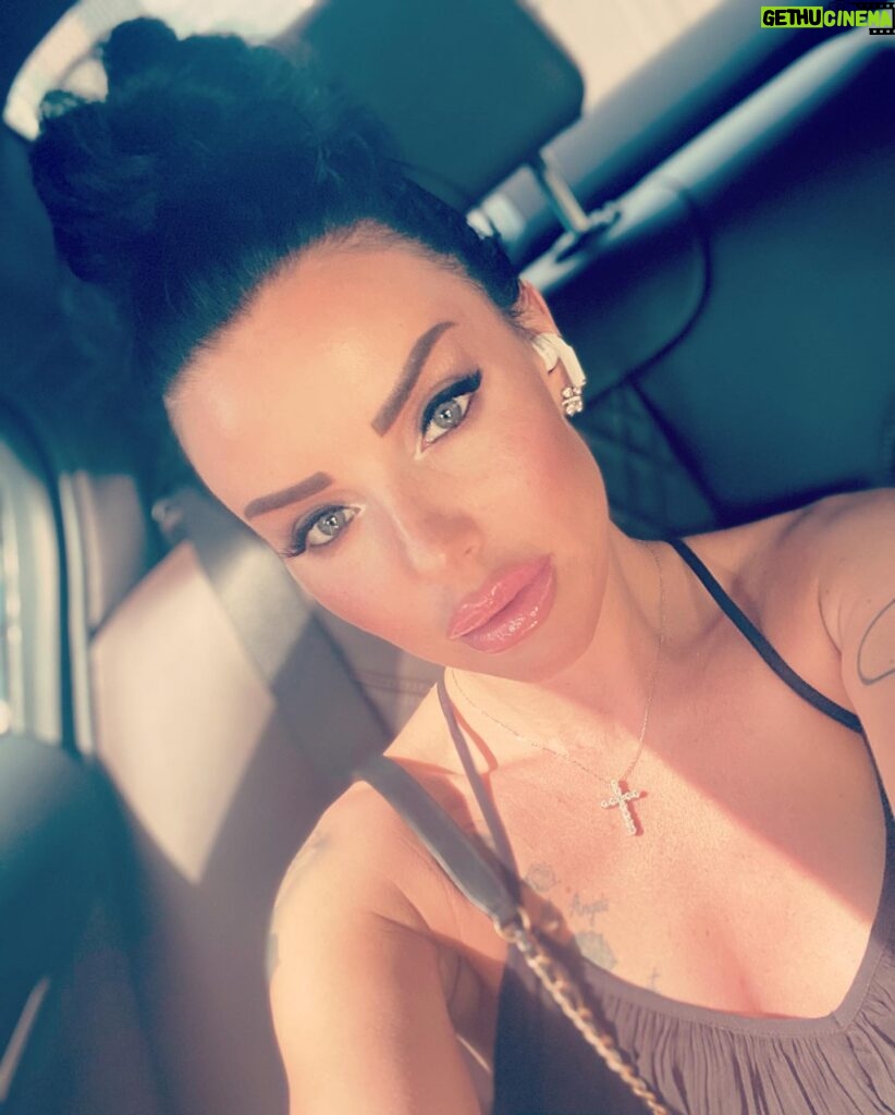 Julia Volkova Instagram - Сегодня я грустишка🥺 Но я себе это иногда разрешаю)мы же девочки такие🥰