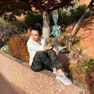 Julia Volkova Instagram - Мои хорошие❤️
Я и правда немного потерялась🙈читаю ваши письма,вопросы,вижу ваши волнения🙏🙏🙏спасибо вам за переживания и поддержку👍🙏😘
То,что происходит сейчас-это очень страшно🥺жаль людей😢неизвестность.... пустота.... куча мыслей......🙏
У нас все Слава Богу🙏,хорошо,сидим дома с детьми! Верим в лучшее🙏впереди еще столько всего!!!🙏😘давайте наберемся терпения и переживем все это!❤️Прошу вас берегите себя и своих близких🙏😘Побудьте дома со своими родными!!! Посмотрите фильмы,почитайте,сейчас время подумать,осознать и начать все сначала🙏😘Мы справимся😘