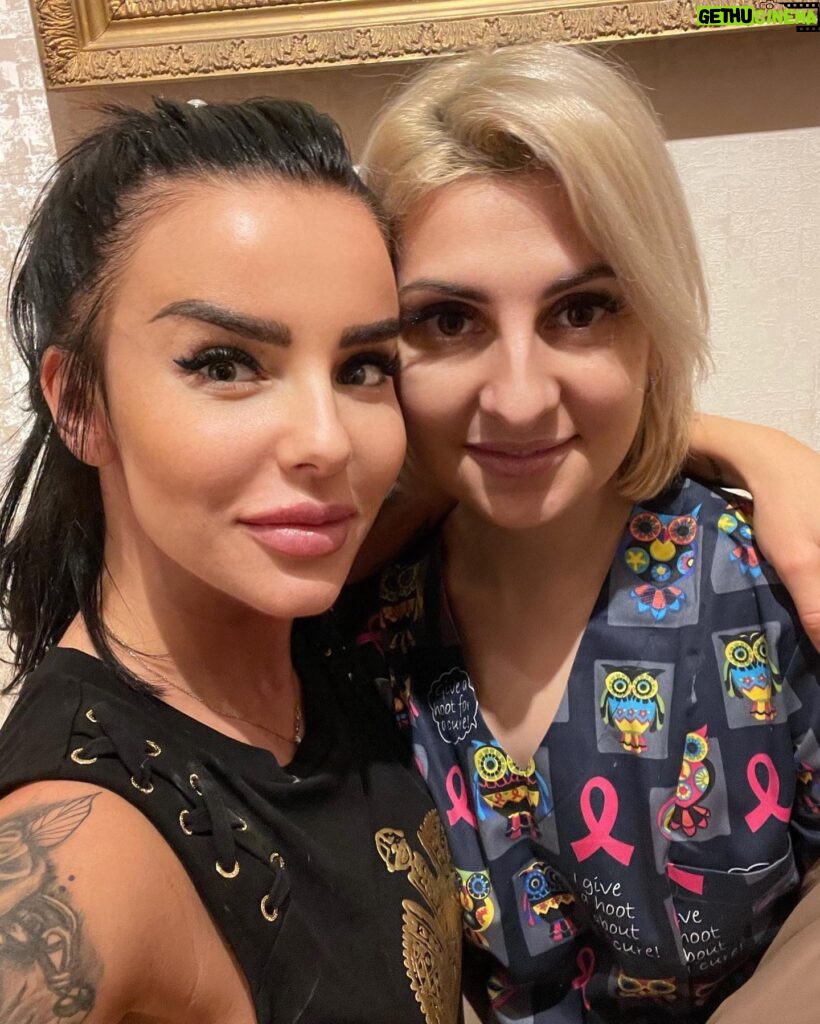 Julia Volkova Instagram - @mechtaellis Дорогая,ты просто ураган эмоций,добра,света и безумной любви к животным,в чем мы с тобой похожи😘❤️🙏Рада была вас видеть,и спасибо что привела моих собачек в порядок🔥они теперь улыбаются мне голливудской,белоснежной улыбкой 🐶🌺 #чистказубов #собаки #вива #шелтон