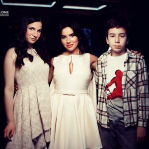 Julia Volkova Instagram - Я самая счастливая на свете💃🏻😜❤️смотрю на моих детей и не верю🙈как же быстро они стали большие🙌🙏😘Они-моя жизнь,мой воздух,мой мир🙏❤️Они-мое вдохновение,мой двигатель,моя энергия❤️Это такое счастье быть их мамой🙏❤️Спасибо Богу за каждый день в моей жизни,за моих ангелочков🙏😘❤️ @vikavolkova8665 @samyasinov Я вас очень люблю❤️❤️❤️ #детинашевсе