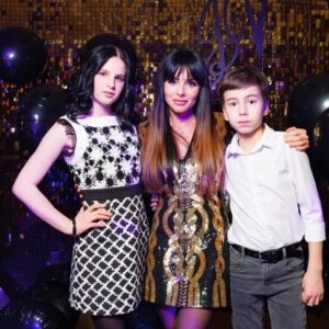Julia Volkova Instagram - Мой мир❤️
Мой воздух❤️
Мое все❤️ Дети-это самое главное и важное,это-наш смысл жизни,это-наше богатсво🙏😘❤️ С Днем Защиты Детей❤️ @official_samiryasinov @vikavolkova8665 #моисамыелюбимыеинеповторимые
