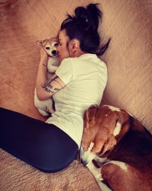 Julia Volkova Instagram - Мои самые любимые,настоящие,верные,преданные❤️ с ними можно все и не страшно ничего💃🏻 #шелтон #вива #сидимдома #карантин
