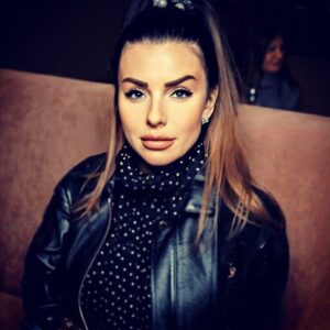 Julia Volkova Instagram - Любовь меняет нас до неузнаваемости😜