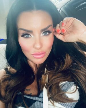 Julia Volkova Instagram - Ребята,всем хороших выходных🥰
Супер-настроения💃🏻
А мы помчали загород💋