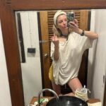 Julia Wulf Instagram - Wenn man 30 Stunden nach Thailand reist um dann sein Gepäck nach 5 Tagen immer noch nicht zu haben und immer zwischen 2 Tops hin und her Switch dann muss man damit klar kommen 😅🫰🏻
