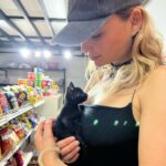Julia Wulf Instagram - Ramponierte Sau statt rampensau- Thailand du hast mich wahrlich aussenander genommen. Angefangen mit ner 5 h verspäteten Ankunft mit 10 minütigen Ohnmachtsanfall mitten in der Luft im Flugzeug vor den Toiletten, Gepäck für 149€ am Airport dazu buchen müssen damit es dann 7 Tage VERSPÄTET ankommt, in der Zeit 2 Flüge verpasst, Kreditkarte verloren, mein Pass fast abgelaufen, dann mit dem Scooter auf Sand weggerutscht und nen Unfall gehabt mit EXTREMEN Schmerzen und Antibiotika jetzt, 3 Riesen Beulen am Kopf weil ich zu groß bin für die Architektur und mich ständig stoße aufgrund des humpelns, dann ist mir gestern noch EINFACH SO so mein Handy kaputt gegangen und ich habe für 400€!! Ein iPhone 12 gekauft um dann rauszufindenden, dass es nur 84% Akku stärke hat und man merkt es. Stark. Zu letzt dann heute noch die deutsche Simkarte verloren mit der ich E-Mail, WhatsApp, Bank…aktivieren könnte. Könnte.. ja. Zu guter letzt noch nen miesen blähbauch wegen der Antibiotika aber hey! MORGEN BALI ODER WAASSSS LETS GETTID und ein großes KOORB UNN KA an Thailand. Es war mir ein Fest DEGGAAAAH 🤙🏻🤙🏻🤙🏻🤙🏻🤙🏻🤙🏻🤙🏻🤙🏻 ** Nachtrag: kann nicht nach Bali fliegen weil der pass keine 6 Monate mehr gültig ist, ich hab ehrlich total Fieber bekommen (glaube wegen der Antibiotika) und super dollen Husten eh seit Tagen, UND DANN NOCH MEINE TAGE und unterbleibkrämpfe hahahaahh fliege jetzt nach Bangkok (alleine) und dann..mal sehen