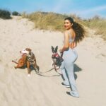 Juliana Harkavy Instagram - It's all peachy at the beachy 🐚🤗☀️🏖️🌊 #springishere #sunisshining #beachplease #beachpeach #beachvibes #oxnard #daytrip #californiacoast #vitamindcardigan #vitamind #ootd #rescuedogsofinstagram #funinthesun #lovewhereyoulive #staycation #curlygirl #happinessisachoice #mentalhealthday #fitnessmotivation #livefully #moveyourbody #getoutside #playtime #mamaocean #naturegram #losangeleslife #losangelestravel #familyfunday #freshairandsunshine #outdoors