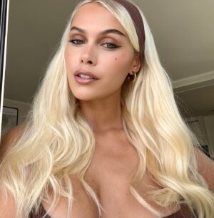 Juliane Snekkestad Instagram - Annonse: Tusen takk til beste @hairbyjoakim @house_of_hair_tonsberg for fresh up av hår og favoritt produktene🤎🌞