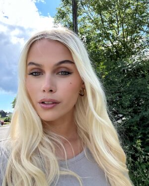 Juliane Snekkestad Instagram - Summer flowers and wild strawberries 🍓🌼