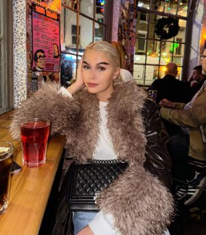 Juliane Snekkestad Instagram - Fuzzy brown coats and espresso martinis please 🍸